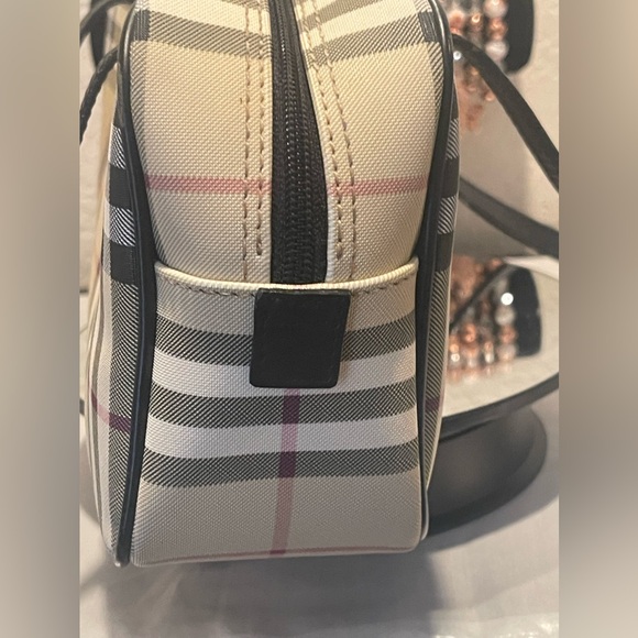 BURBERRY LONDON PRISTINE CONDITION!! π€β€οΈ NO CALL OUTS ON EXTERIOR & INTERIOR.. - Picture 4 of 12